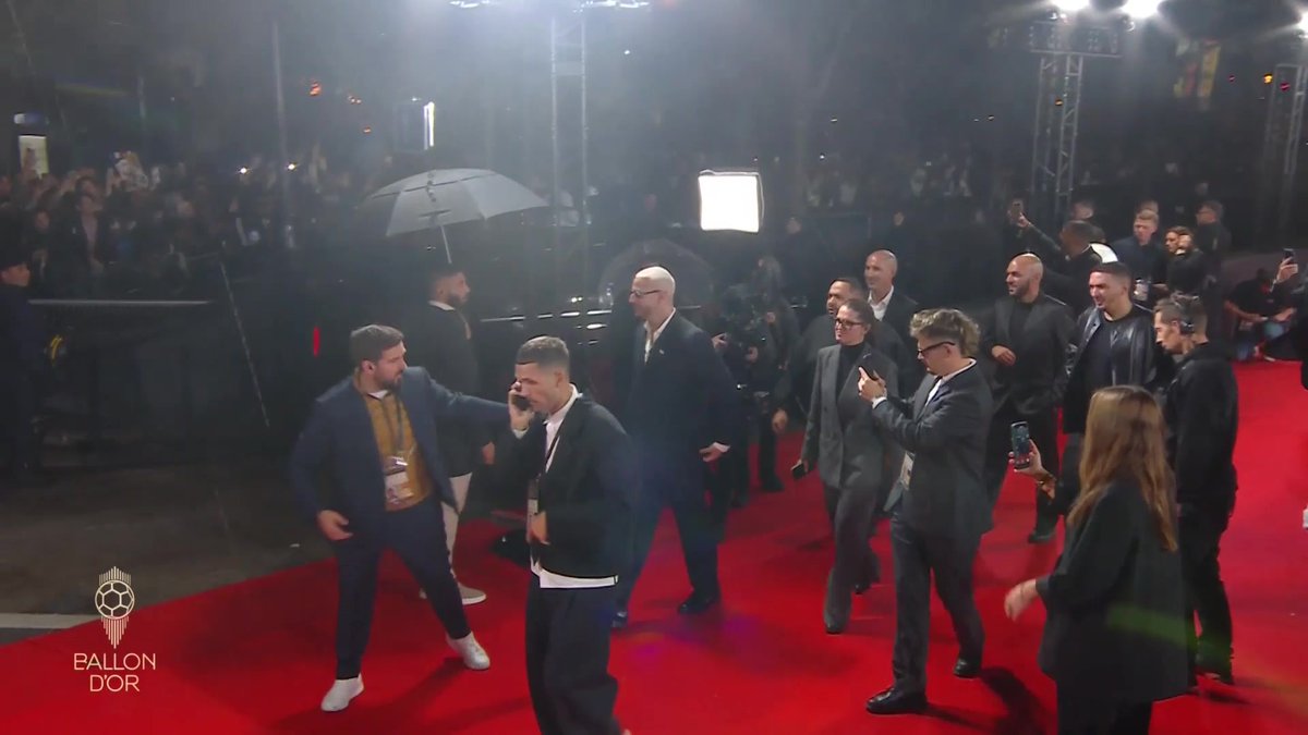 😎​ DJ Snake is leaving the Théâtre du Châtelet with the smile! #ballondor