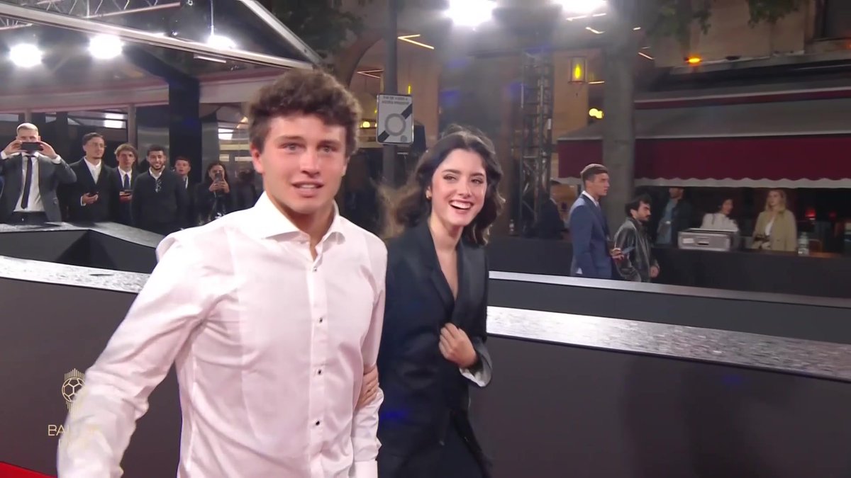 « 𝙅𝙊𝘼̃𝙊 𝙉𝙀𝙑𝙀𝙎, 𝙅𝙊𝘼̃𝙊 𝙉𝙀𝙑𝙀𝙎 » 💎🎶 Les supporters parisiens étaient présents autour du théâtre du Châtelet pour dire au revoir et féliciter João Neves. 👏🏼 🎥 • Ballon d'Or | #BallonDor