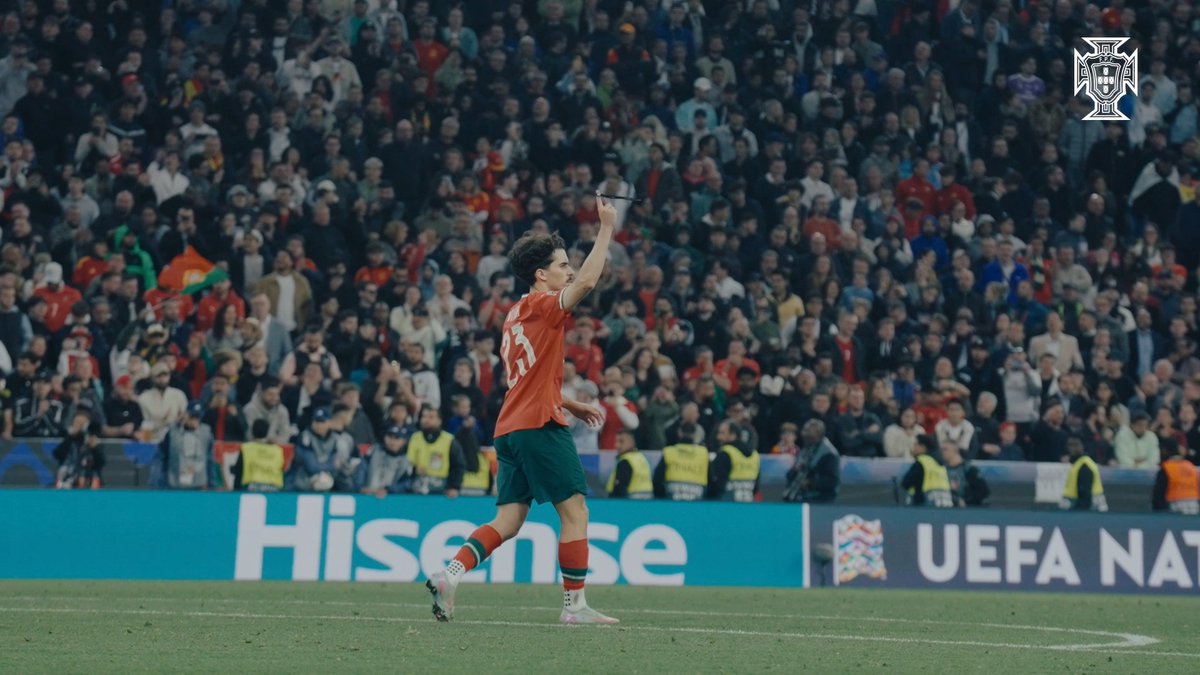 Vitinha é apenas o sexto português de sempre a subir ao pódio da Bola de Ouro, depois de Eusébio, Paulo Futre, Luís Figo, Deco e Ronaldo. O melhor médio do mundo! 🤩🇵🇹