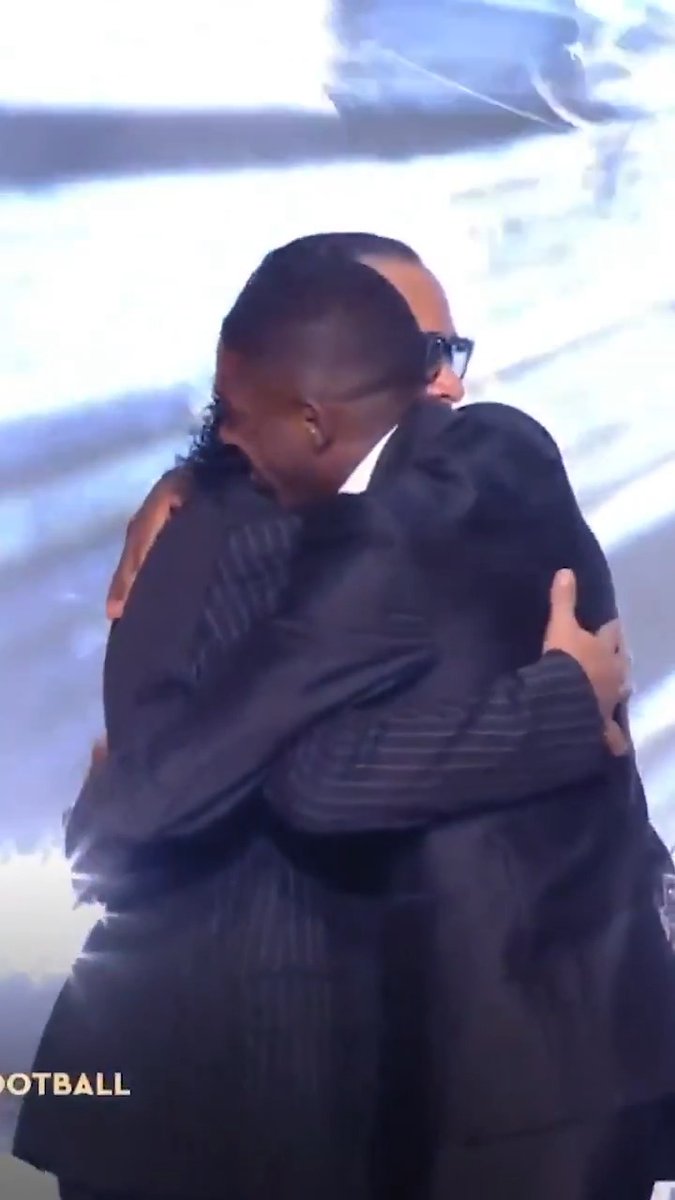 De crack a crack. Un momento histórico. Ronaldinho 🤝 Ousmane Dembélé #ballondor