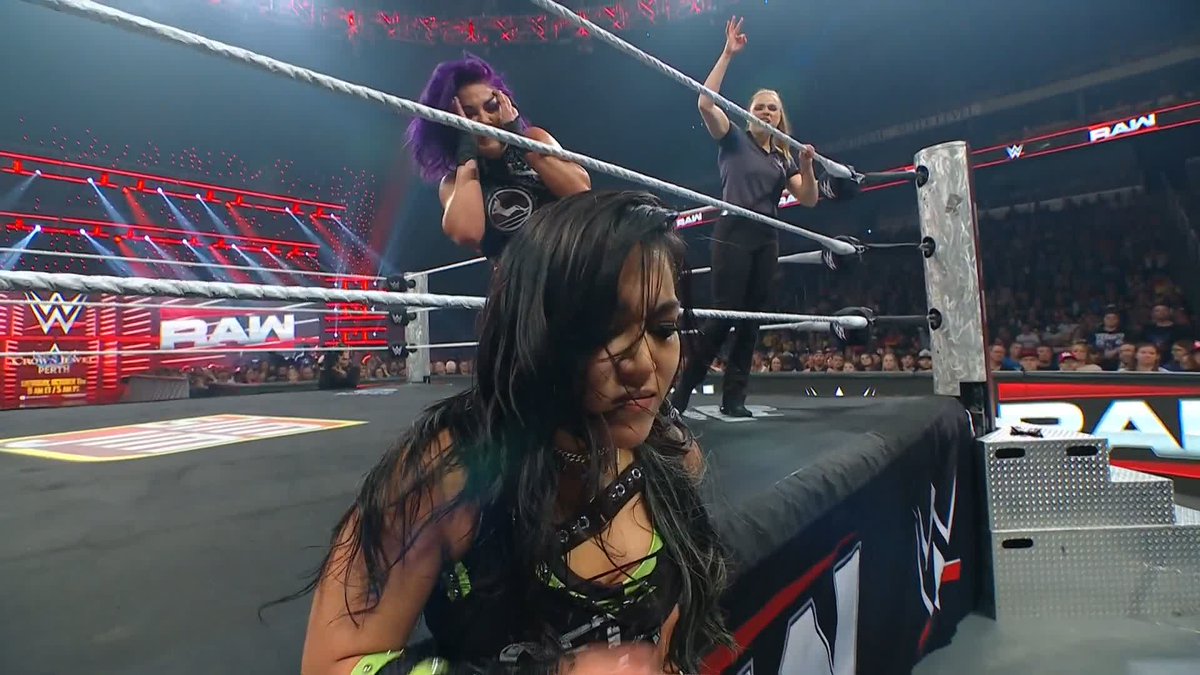 POP ROX ON THE OUTSIDE! 😮 Roxanne Perez is completely UNHINGED tonight in her match against Bayley!