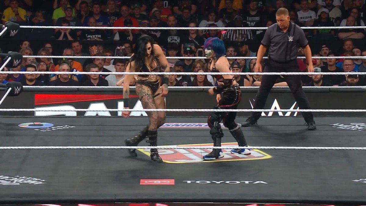This match is INSANE! 👏 THEY ARE THROWING EVERYTHING THEY HAVE AT EACH OTHER! Who will get the win? Rhea or Asuka?
