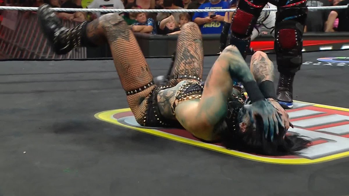 POISON MIST IN THE EYES!!! 🤮 That's some sore loser behavior, Asuka...