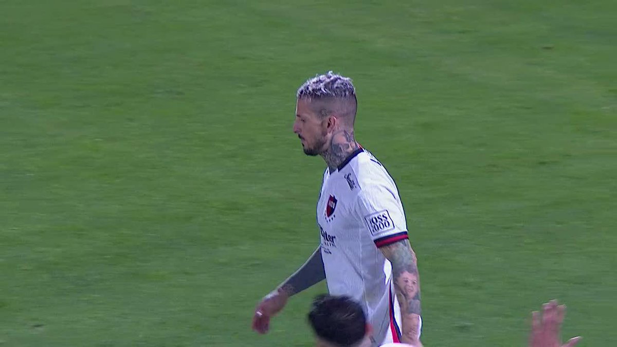 EL PIPA BENEDETTO NO ESCUCHÓ LAS ÓRDENES DEL ÁRBITRO Y TERMINÓ ERRANDO EL PENAL: Cardozo le atajó el remate al delantero de Newell´s en el Gigante de Alberdi.