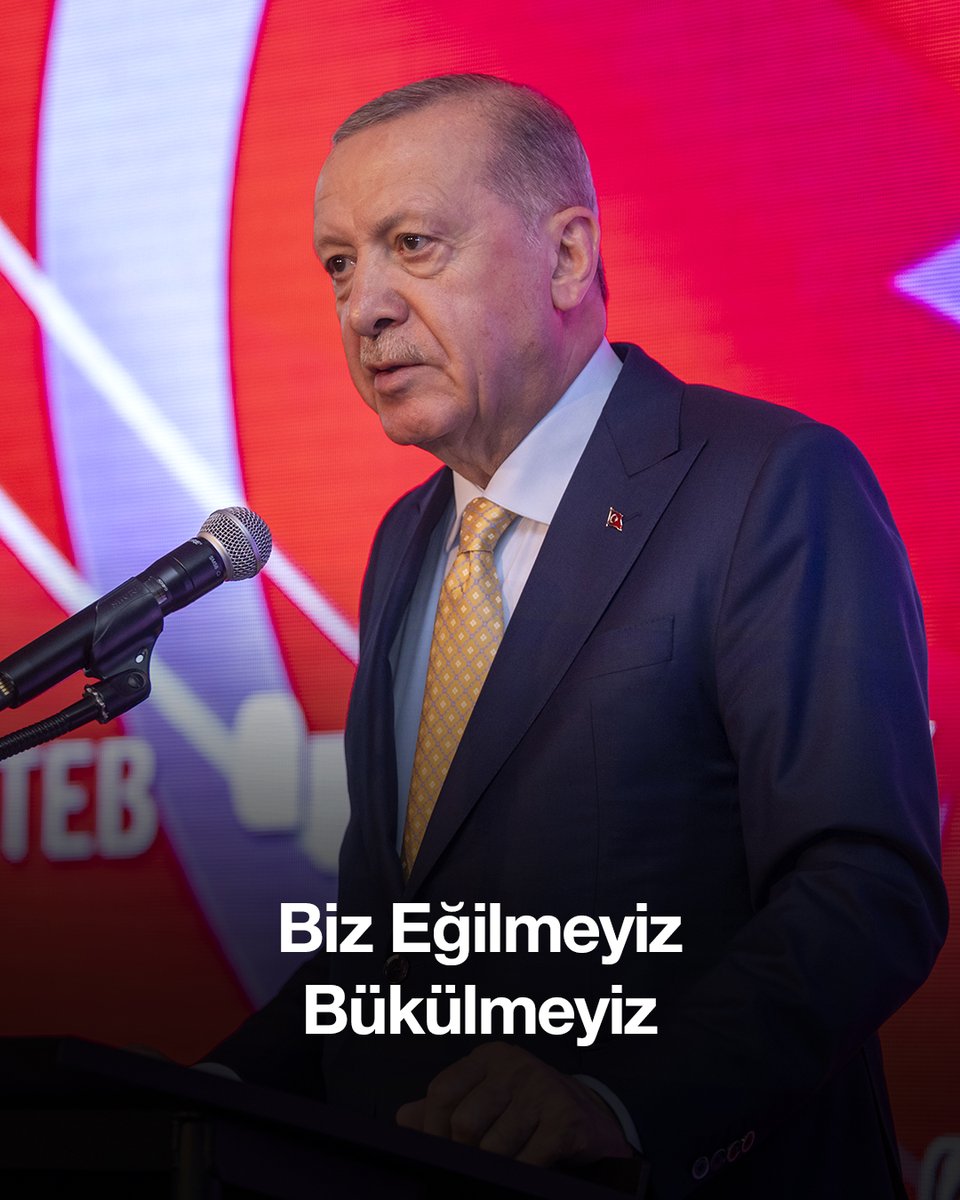 Her kim Tayyip Erdoğan’dan ve Türkiye’den zulme rıza göstermesini, katliamlar karşısında sessiz kalmasını bekliyorsa hiç boşuna beklemesin. Biz yalnızca rükûda eğiliriz, secdede diz çökeriz; bunun dışında hiçbir zaman eğilmeyiz, bükülmeyiz.