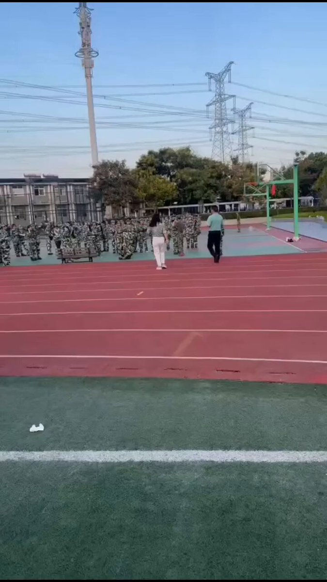 انهارت فتاة صينية وبدأت في الصراخ والبكاء بسبب الضغط المفرط أثناء التدريب العسكري في مدرسة بمدينة تشونغتشينغ الفتاة تبلغ من العمر حوالي 16 عامًا طبعا هذا التدريب هو جزء من المنهج التعليمي الصيني، في المدارس الثانوية من أجل تعزيز اللياقة البدنية لكنه يسبب ضغط نفسي وجسدي للطلاب