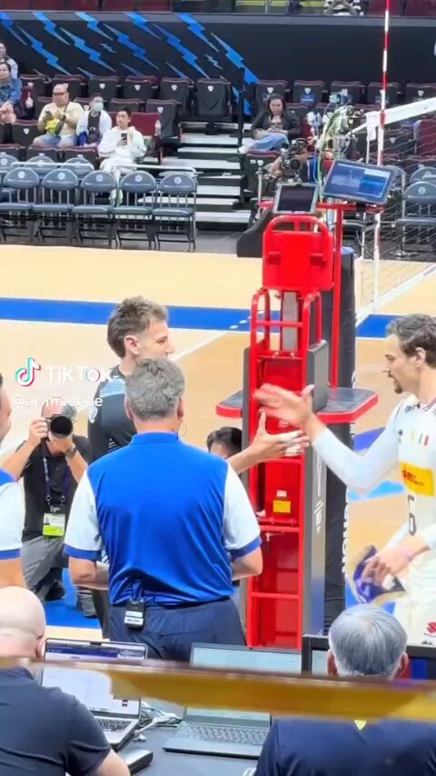 finally the video of the meeting between captains Simone Gianelli and Agustin Loser in Arg-Ita match 😭 their laughter 🥹 (credit tiktok: ar.maeeee thank so much for sharing 🥹🫂🙇🏻‍♀️)