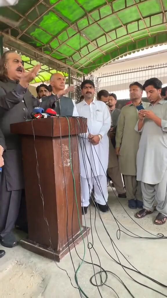 گنڈا پور نے صاف صاف کہہ دیا میلٹری آپریشن ہم روک نہیں سکتے!! تو گنڈاپور صاحب استعفیٰ دے کر دفع ہو!!