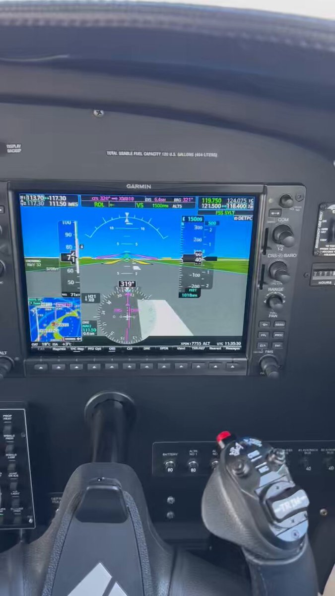 Wusstet ihr eigentlich, dass wir Privatpiloten, die mit dem eigenen Flugzeug durch Deutschland fliegen, auf wirklich umfassende Flugsicherungsdienste kostenlos zugreifen können, welche in gesamt Deutschland zur Verfügung stehen? Also ich rede von Langen Info, den Flughafen Towern, allen Radars, Navigationshilfen, ATCs, ATIS, VOLMET, Flugwetter, etc? Und wisst ihr was? Dafür, dass wir Flugzeuge für gut und gerne 1 Million Euro fliegen, oder auch mehr, dafür, dass wir für einen 4 stelligen Betrag von Kassel nach Sylt oder München fliegen, dafür bezahlen wir für die Flugzeuge keinen Cent „Flugzeugsteuer“. Im Gegensatz zu den Straßen sind alle Angebote im Luftverkehr auch wirklich gut in Schuss gehalten. Und ich habe Sorge, dass dies unter einem andern Kanzler als Herrn Merz anders wäre und wir unsere Kosten selbst zahlen müssten.