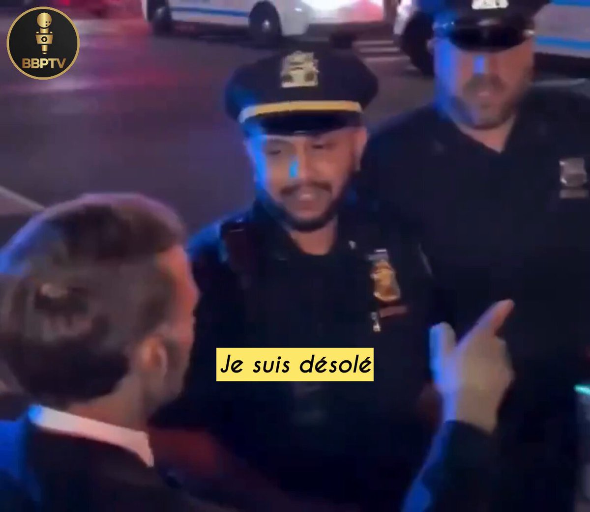 Hollywood à New-York À New York, la police a stoppé le cortège de Macron pour laisser passer Trump. Macron, sorti de sa voiture, a appelé Trump en plaisantant pour « laisser passer ». L’incident, perçu comme humiliant, est qualifié de « scripté » par certains, avec la présence de Brut alimentant les spéculations. Les médias mainstream sont scrutés pour leur traitement de l’info, tandis que Macron est moqué pour son rôle dans cette mise en scène.