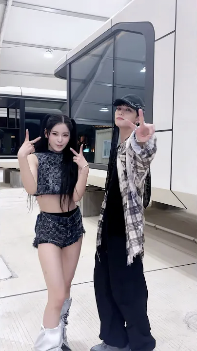 KYUJIN AND HYUNJIN DOING STRAY KIDS' CEREMONY CHALLENGE