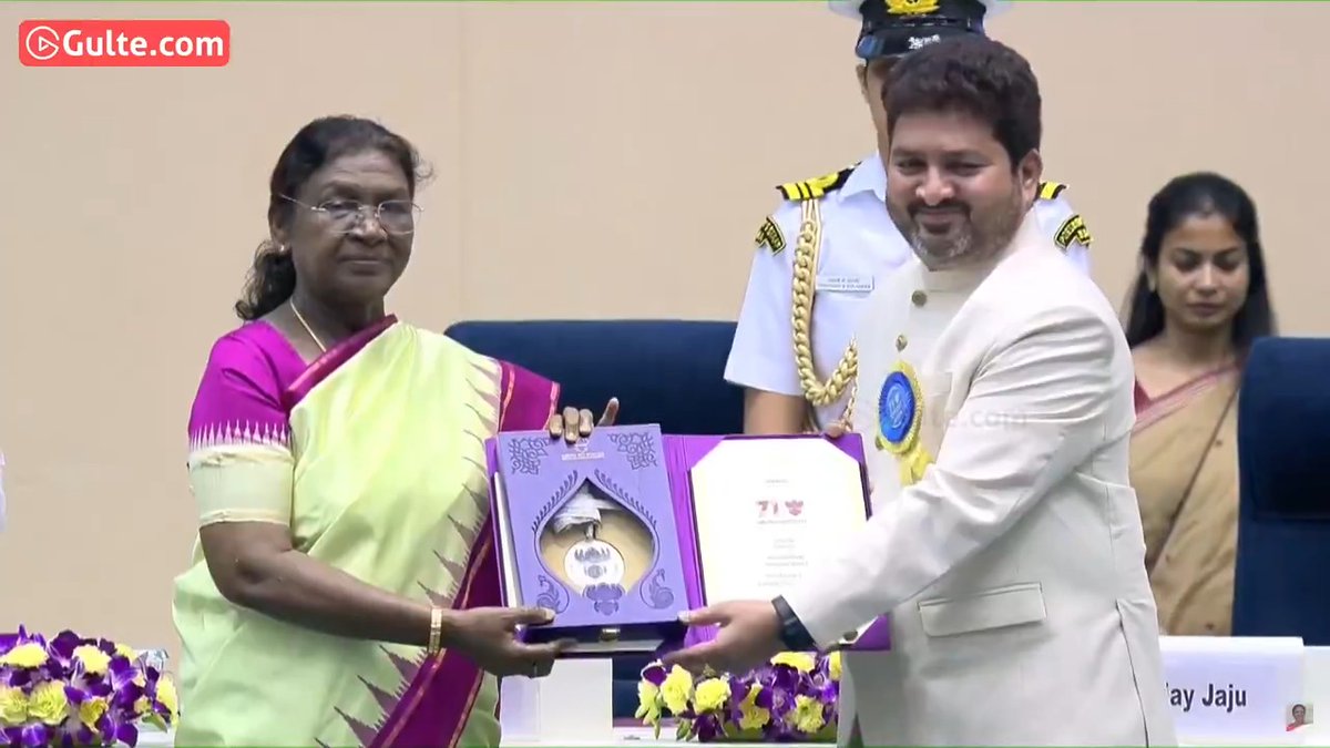 #KasarlaShyam received the NATIONAL AWARD for BEST LYRICS for #Balagam. [Ooru Palletooru] #71stNationalAwards
