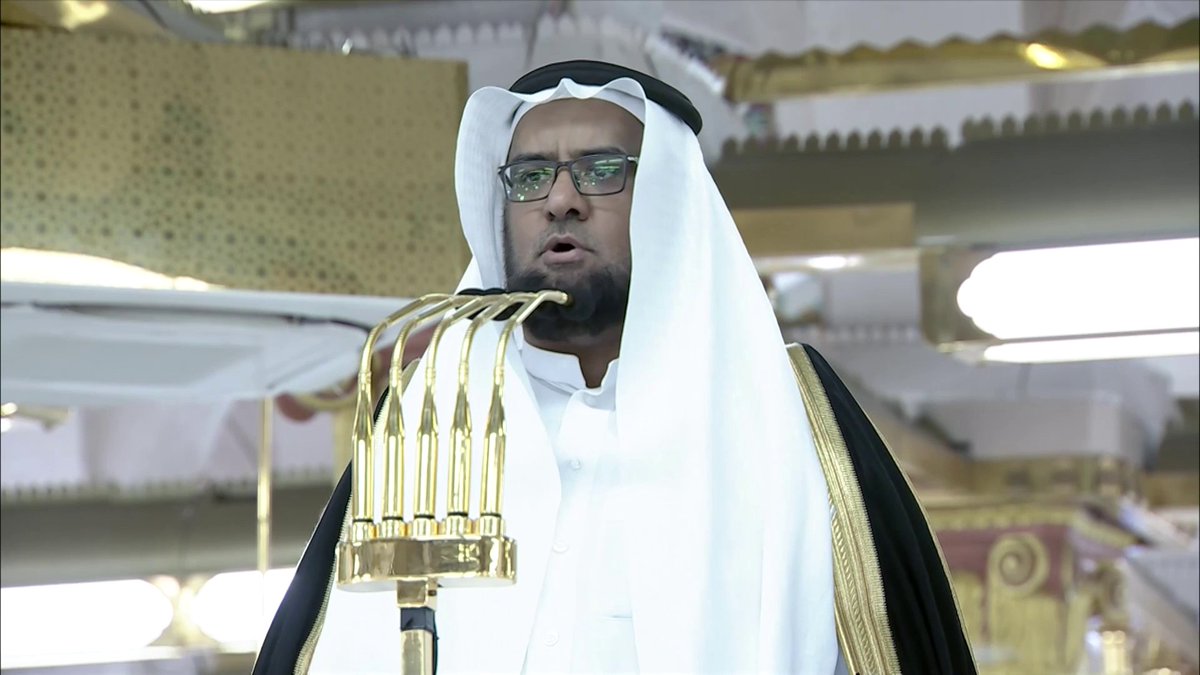 أداء صلاة الغائب على مفتي عام المملكة الشيخ عبد العزيز آل الشيخ -رحمه الله- في المسجد النبوي . -