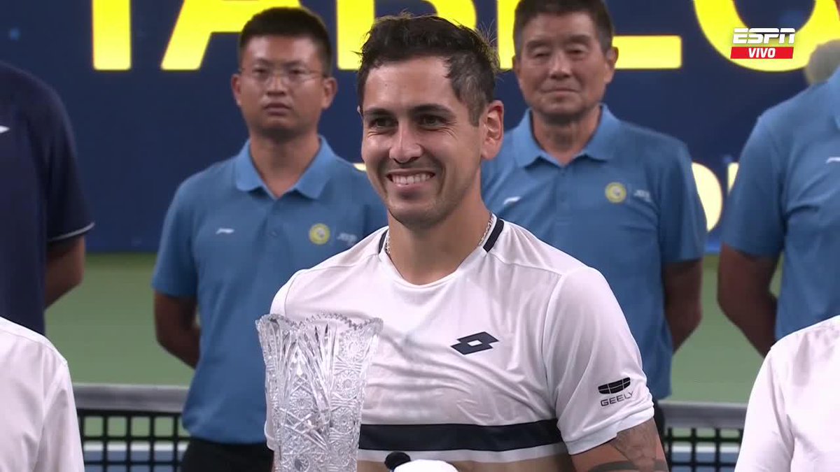 ¡Sonrisa bien grande! 🤩 Tabilo recibió el trofeo de campeón en #Chengdú. 🇨🇱🏆 📺 Mirá el mejor tenis en el Plan Premium de Disney Plus.