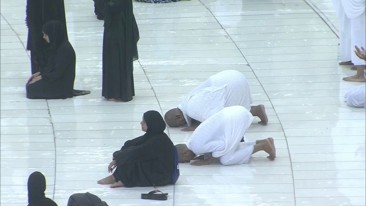 تحت أمطار الحرم المكي.. دعاء وتضرع . -
