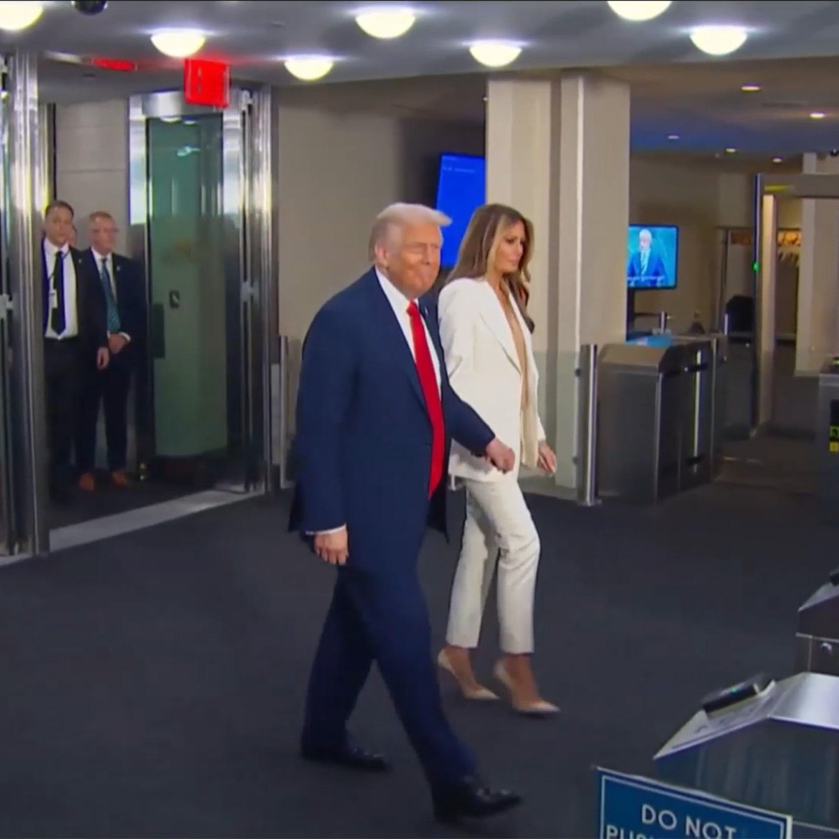 🫢Pequeño incidente con una escalera mecánica en la ONU Una escalera mecánica de la sede de la ONU se detuvo justo cuando Donald Trump y su esposa subían a ella.