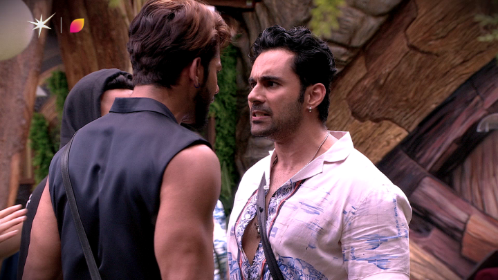 Captain Abhishek aur Baseer ke beech huyi fight, BB house mein tension ne liya hike! 😥 Dekhiye #BiggBoss19, Mon-Sun raat 9 baje JioHotstar aur 10:30 baje #Colors par. #Vaseline #AppyFizz Danube Properties Citroën India #Vzy {BB, Bigg Boss, BB19, Bigg Boss 19} Gaurav Khanna Awez Darbar Abhishek bajaj Nehal Chudasama Baseer Ali Tanya Mittal Ashnoor Kaur @onlyzeishan Kunickaa Sadanand #PranitMore The MriDul #NeelamGiri Farrhana Bhatt Amaal Mallik Shehbaz Badesha