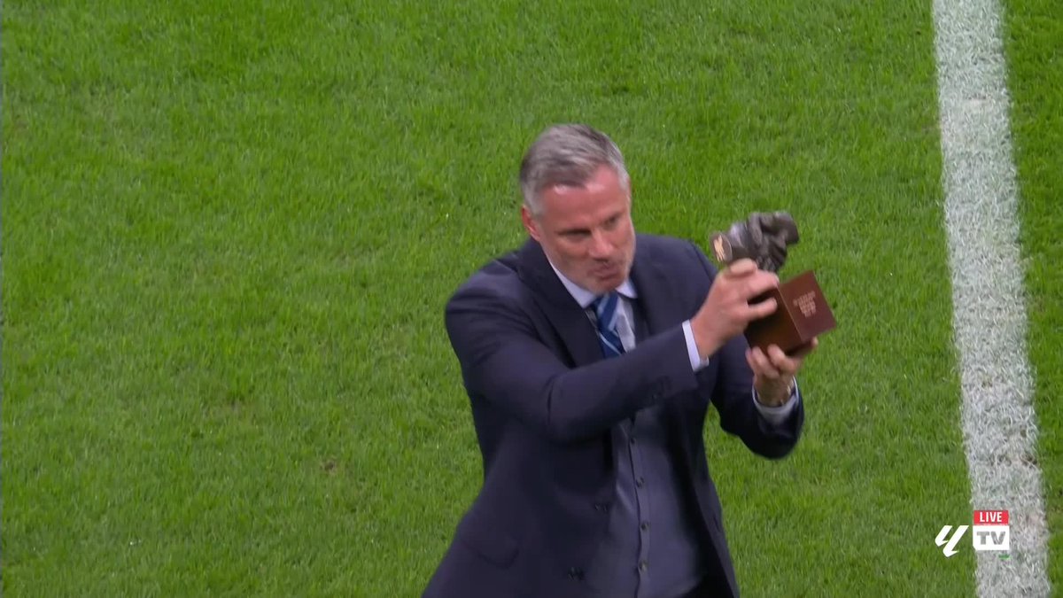 🔴 Jamie Carragher is honoured at San Mamés! He’s presented with the One Club Man Award before kick-off, recognising his near 20-year career as a Liverpool first-team player 👏 𝑃𝑟𝑒𝑠𝑒𝑛𝑡𝑒𝑑 𝑏𝑦 SBK | 18+ | 𝑃𝑙𝑒𝑎𝑠𝑒 𝐺𝑎𝑚𝑏𝑙𝑒 𝑅𝑒𝑠𝑝𝑜𝑛𝑠𝑖𝑏𝑙𝑦