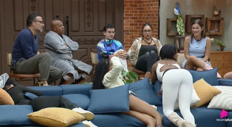 A Carol rebolando e provocando a Rayane kkkkkkkkkkk vsffffffff, eu amo elaaaaa #AFazenda
