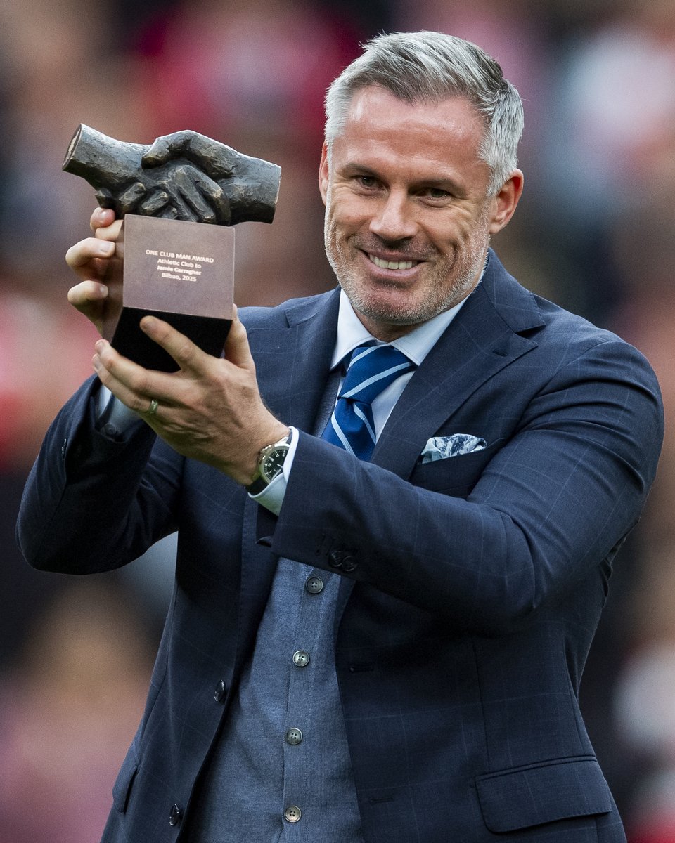 🎶 𝗬𝗡𝗪𝗔 at 𝗧𝗵𝗲 𝗖𝗮𝘁𝗵𝗲𝗱𝗿𝗮𝗹! ❤️ A life at Liverpool FC! Congrats, Jamie Carragher! ⭐ Athletic's no.1 appearance maker Jose Angel Iribar and the youngest male player in our academy accompanied Jamie as he received his #OCM25 award. #AthleticGirona #AthleticClub 🦁