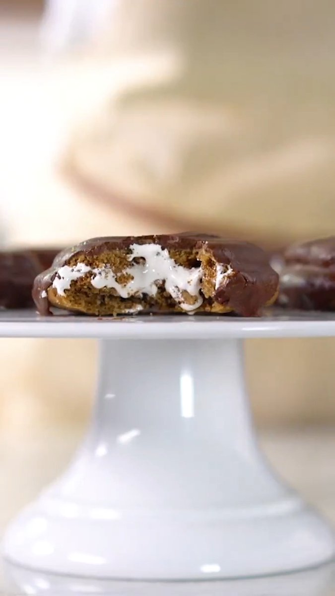With a fluffy marshmallow center and chocolate coating, this cinnamon-y alfajor is like a moon pie, but better.