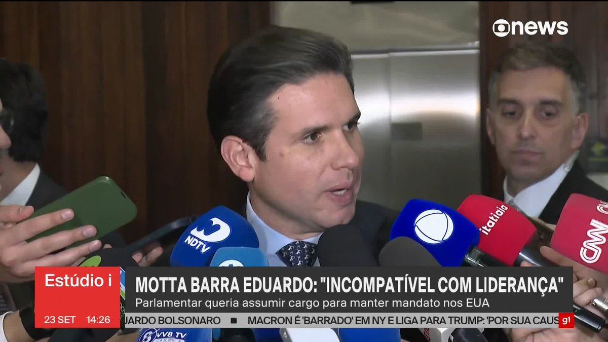 Completamente acuado, Hugo Motta proibiu o Eduardo Bolsonaro de exercer função de liderança sem estar no país. Sem essa função, ele perderá o mandato por faltas. Dia difícil pro Eduardo.