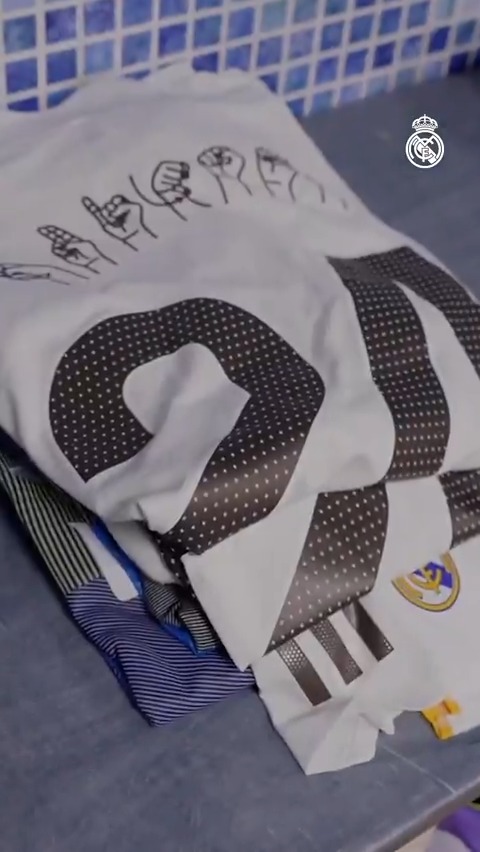 🤩 👕 Hoy tenemos camisetas muy especiales por el Día Internacional de la Lengua de Signos.