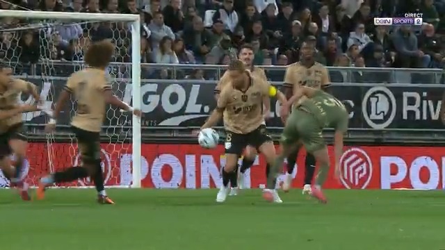 Pénalty oublié pour l'ASSE sur cette main de V.Lobry #ASCASSE #ASSE