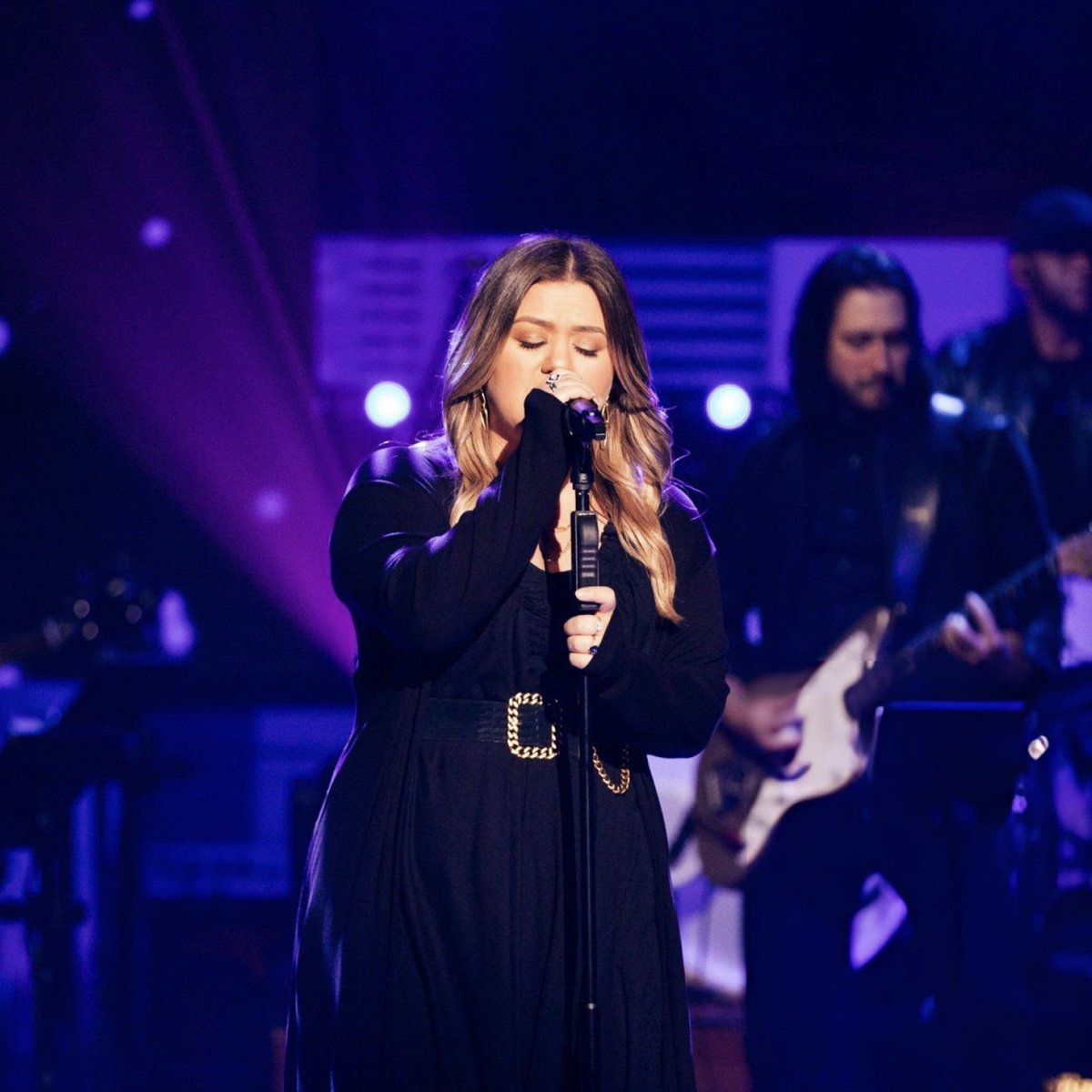 Kelly Clarkson singing Adele’s ‘Rolling in the Deep’ is SOMETHING ELSE