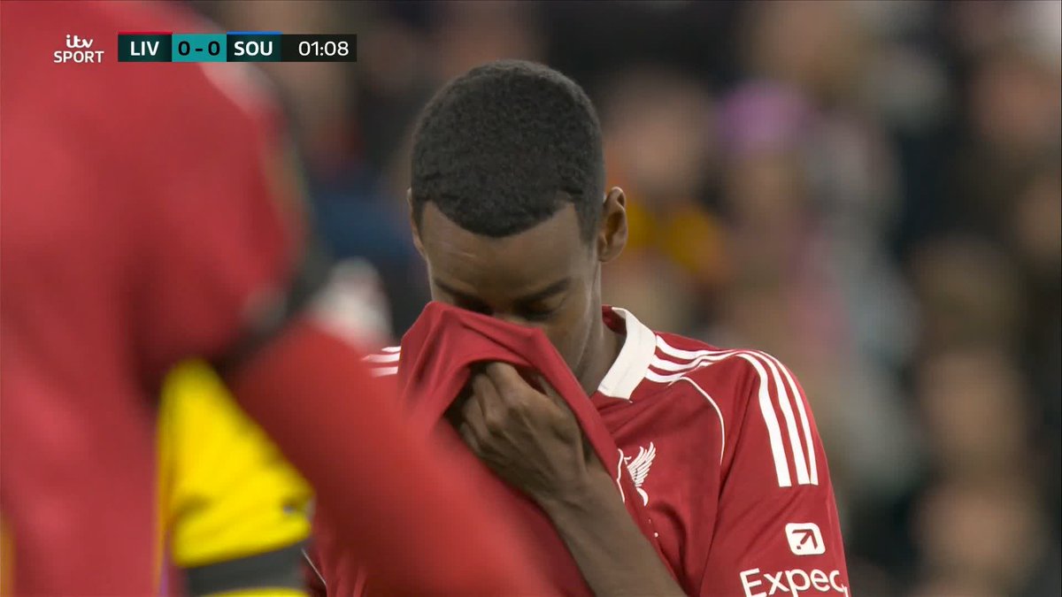 Alexander Isak becomes the most expensive player in the history of the Carabao Cup to miss an absolute sitter. £130m and he missed that 🤣🤣🤣