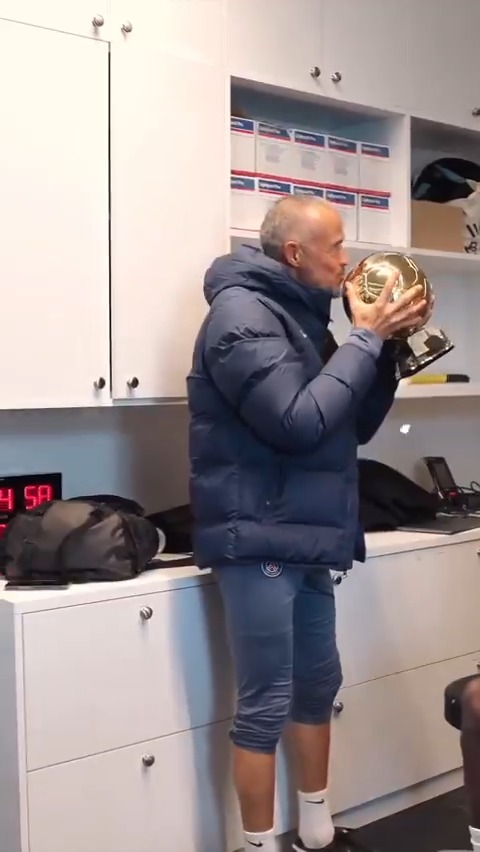 ¡LA IMPERDIBLE REACCIÓN DE LUIS ENRIQUE! Así recibió el DT a Ousmane Dembélé tras ganar el Balón de Oro. ¡Y claro, hubo besito! 📹 Paris Saint-Germain