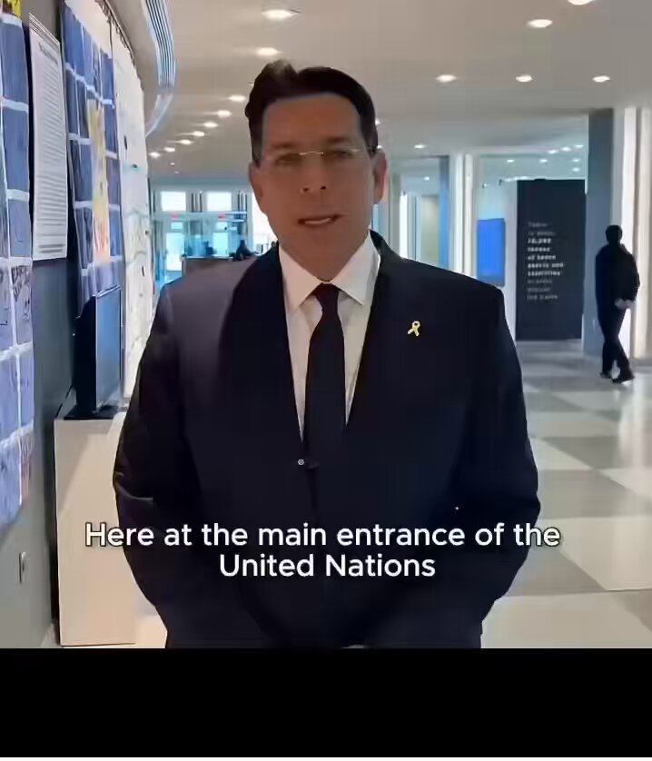 غضب مندوب إسرائيل بسبب لوحة رسمها طفل تضامنًا مع فلسطين، تحمل العلم الفلسطيني، والتي عُرضت على حائط المدخل الرئيسي لمقر الأمم المتحدة، ويطالب بإزالتها .