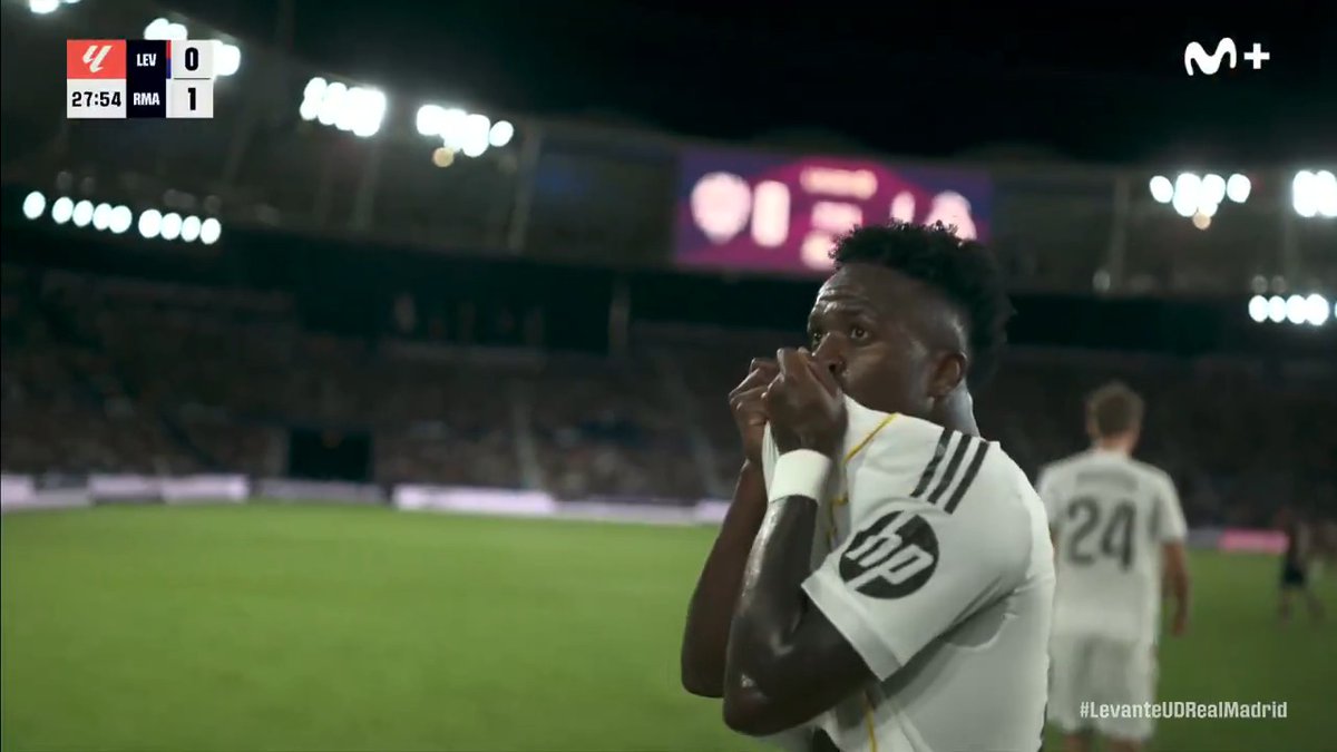 𝙂𝙤𝙡𝙖𝙯𝙤. 𝘽𝙖𝙞𝙡𝙚. 𝘽𝙚𝙨𝙤 𝙖𝙡 𝙚𝙨𝙘𝙪𝙙𝙤. Vinicius. IN THAT ORDER. #LaCasaDelFútbol #LALIGAEASPORTS