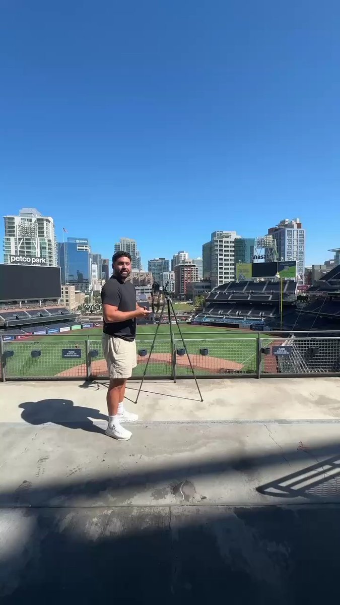 Locked in with the Sony 200–600mm lens at Petco Park 👀⚾️ From peanuts to cracker jacks, the real question is… what is your favorite ballpark snack?