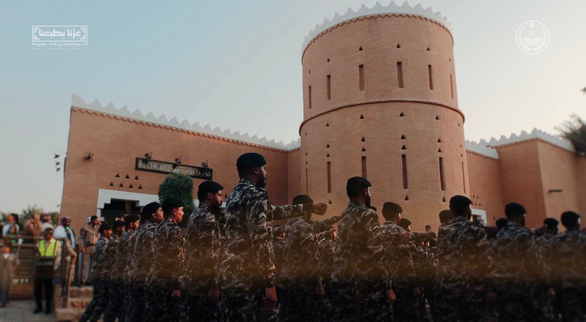 الوزارة تقيم مسيرات عسكرية وعروضًا للفرقة الموسيقية احتفاءً بـ #اليوم_الوطني_السعودي95 بالشراكة مع هيئة تطوير بوابة الدرعية . #عزنا_بطبعنا