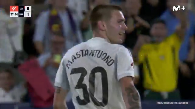 𝑳𝒂 𝒎𝒂𝒈𝒊𝒂 𝒅𝒆 𝒍𝒂𝒔 𝒑𝒓𝒊𝒎𝒆𝒓𝒂𝒔 𝒗𝒆𝒄𝒆𝒔...⚽️✨ Mastantuono se estrena con el Real Madrid. #LaCasaDelFútbol #LALIGAEASPORTS