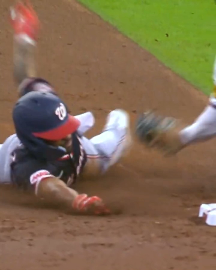 Nasim Nuñez evades the tag with a brilliant swim move! 🏊♂️