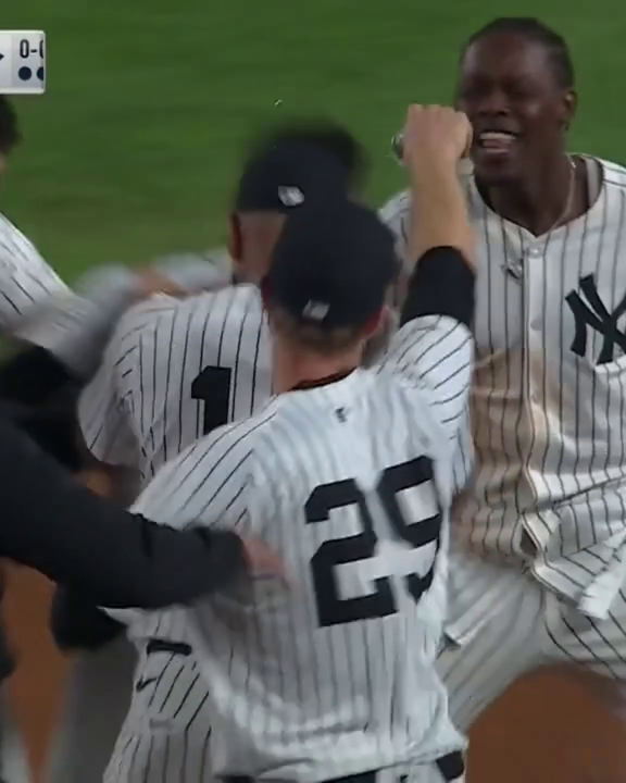 The Yankees secure their spot in the postseason with a walk-off‼️