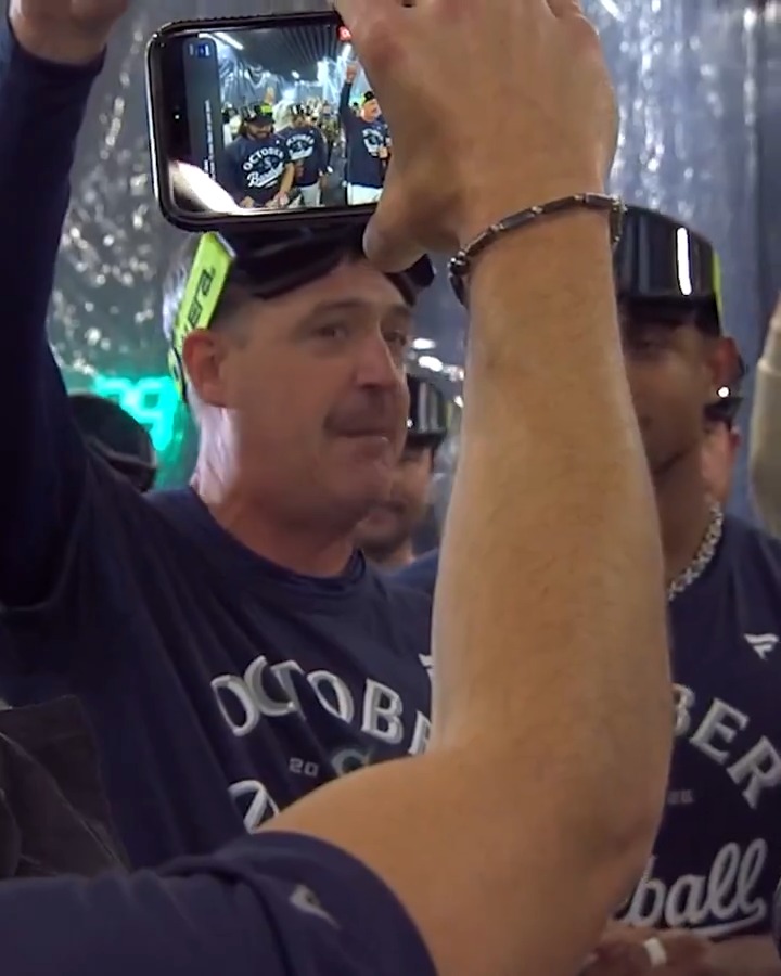 Dan Wilson addresses his team after the Seattle Mariners secured a #postseason berth 🥹