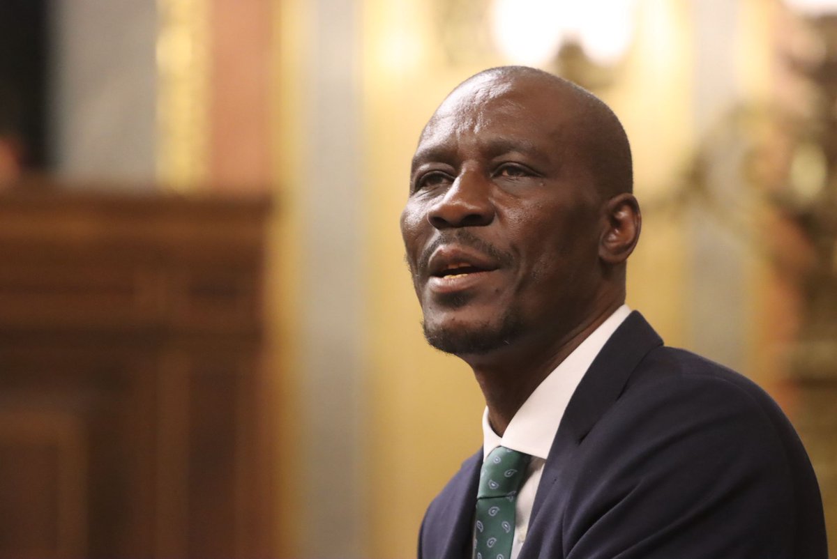 En España, algunos agitan el odio y el racismo para desestabilizar la democracia, usando a los migrantes como excusa. El PP asume el discurso de Vox. ⚠️ Urge frenar el acoso y poner en valor la aportación de la inmigración. 🏛️ Luc André Diouf Dioh