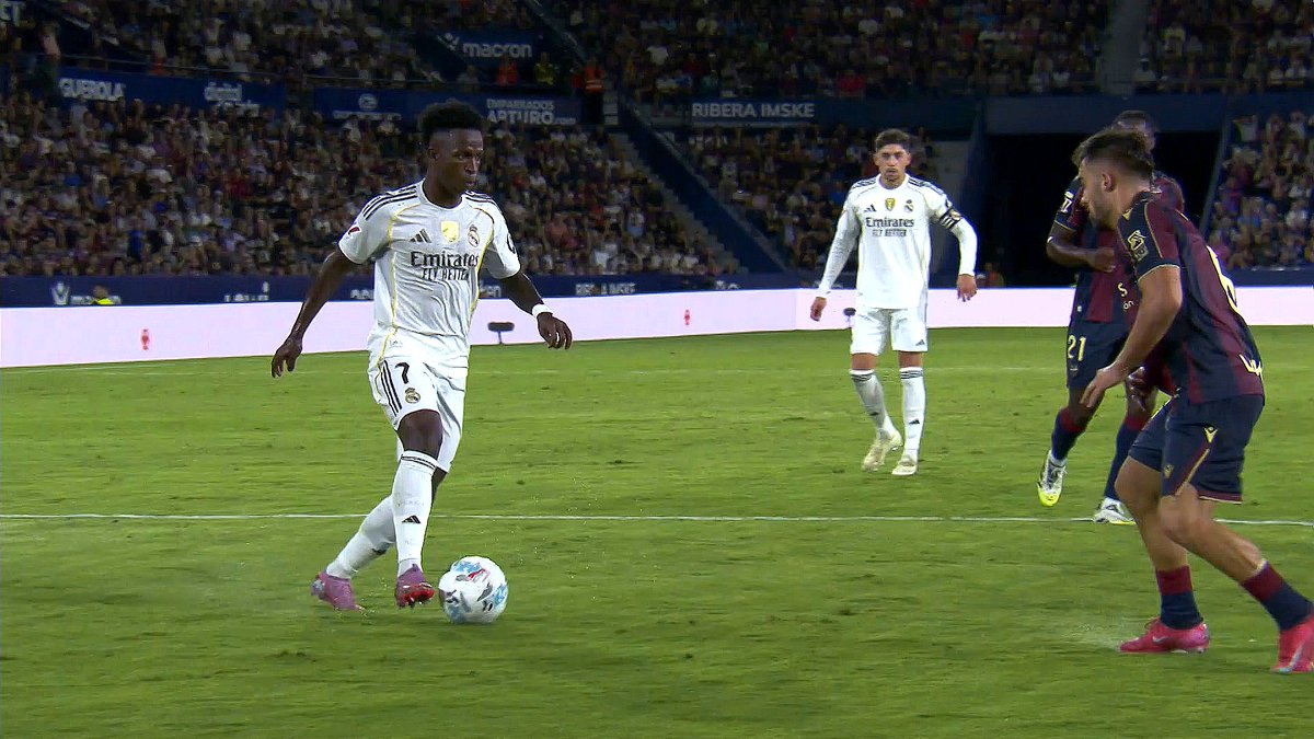 Vini Jr's Trivela Goal — All Angles