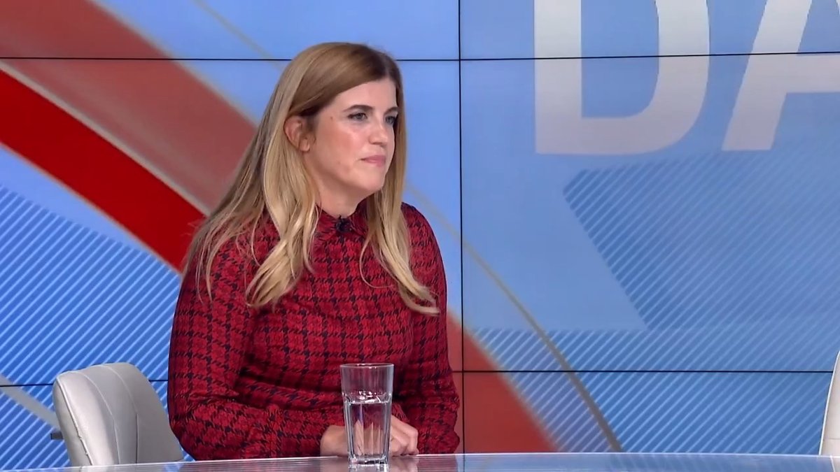Posle prekida dvanaestodnevnog štrajka glađu student Bogdan Jovičić nastavlja svoju borbu za puštanje iz pritvora. "Opšti utisak je da je Bogdanu bolje. Moguće je da će, ako doktori dozvole, Bogdana sutra pozvati na saslušanje, ali, nažalost, to je povodom određenog proširenja", izjavila je Bogdanova nova pravna zastupnica Ljiljana Borović, koja je bila gošća Dana uživo kod Maja Dragić 🍓 .