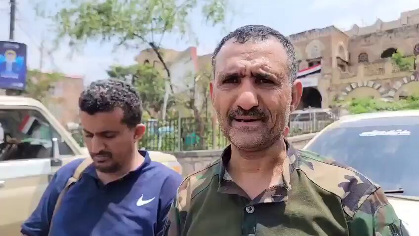 أمن تعز: الوصول للقاتل تم بموجب جهود بذلها قائد مقاومة تعز الشيخ حمود المخلافي ورصده مكافئة لمن يدلي بمعلومات توصل للقاتل! __ محمد صادق المخلافي: قبل تصفيته يعترف: شقيق حمود سعيد المخلافي هو من حرضني وخطط للجريمة ،ووعدني بالتواصل مع الشيخ حمود لتقديم مكافأة مقابل التنفيذ! #تعز