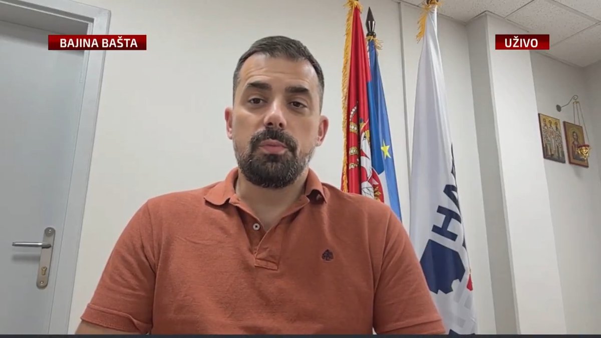 “Milan Radoičić je došao da razgovara (u Kosjerić, prim.aut) sa Žarkom Đokićem, čovekom koji je predsednik opštine Kosjerić i sa njemu bliskim ljudima. Možemo samo da pretpostavimo koje su teme njihovog razgovora, ali je mnogo bitnija poruka koju oni šalju građanima Kosjerića i šta pokušavaju da urade. Potpuno je jasno da postoji pokušaj zastrašivanja i pritiska na slobodarski duh građana Kosjerića", kazao je poslanik i potpredsednik Narodnog pokreta Srbije Uroš Đokić.