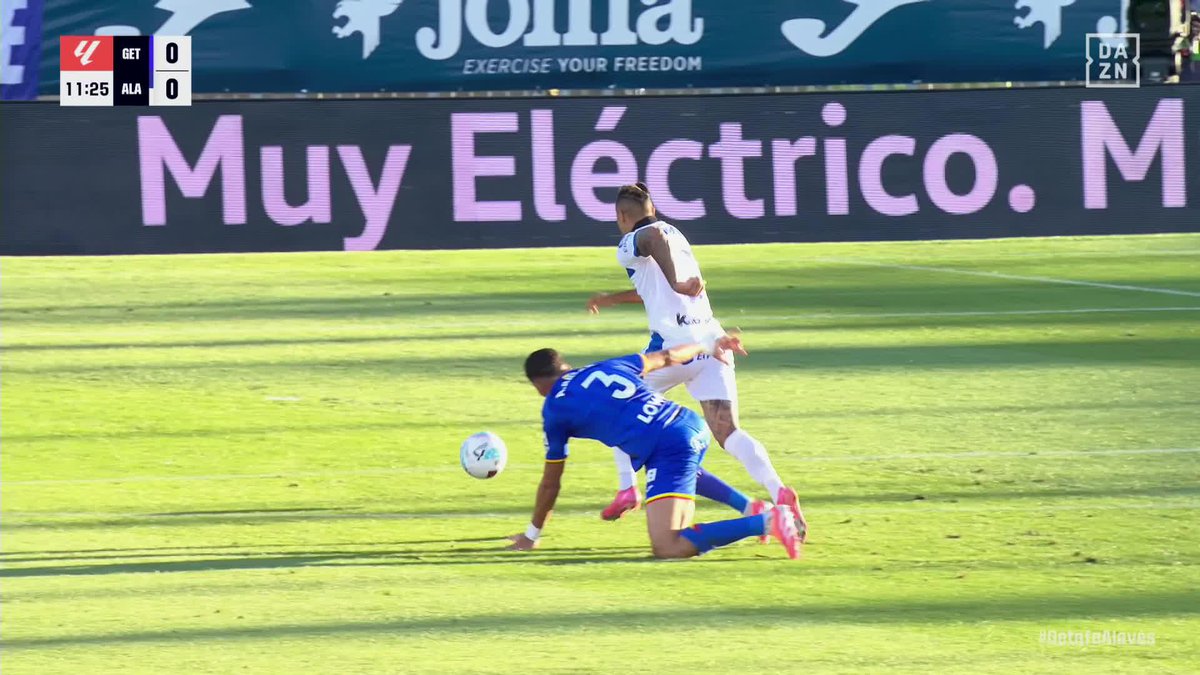 Una acción por la que protestan en el Alavés 👀 El árbitro señaló falta de Mariano en esta acción con Abdel Abqar #LALIGAenDAZN ⚽️