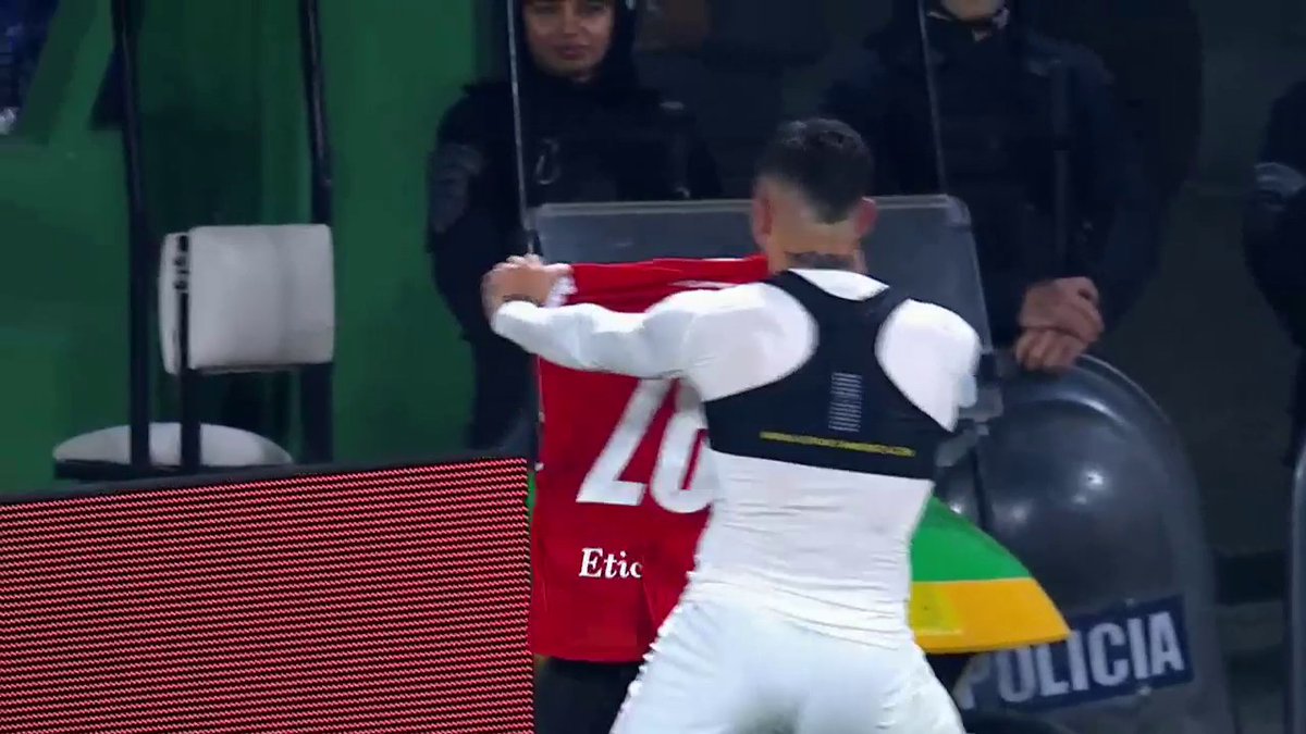 Que pensará el DT del Liverpool de Vigo. Que se saco la camiseta en partido que perdimos 2-1.