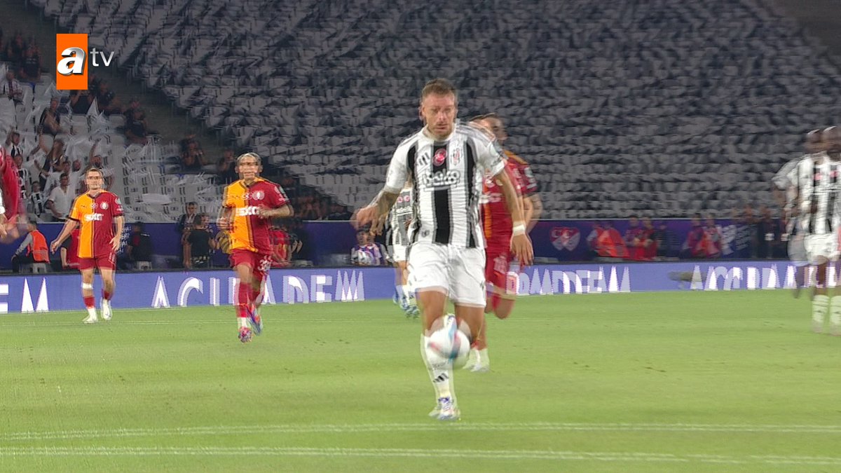Galatasaraylı oyuncu neden topa koşmuyor?