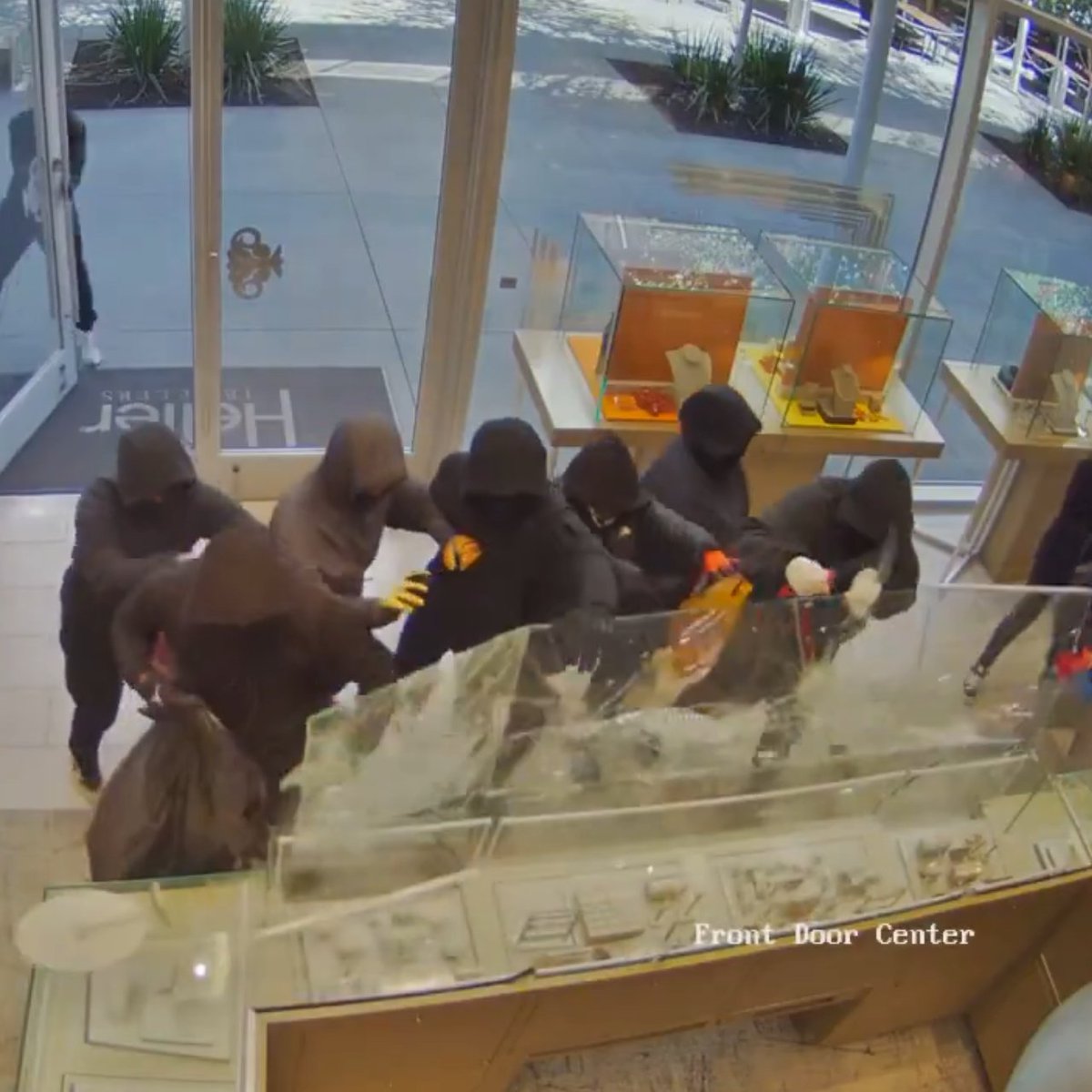🇺🇸 | Casi 25 delincuentes asaltan joyería en EE.UU: Un grupo de casi 25 ladrones asaltó la joyería Heller Jewelers en San Ramón, robando joyas valoradas en un millón de dólares.