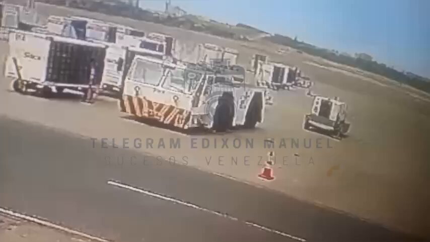 La mañana de este martes, un avión Learjet 55, matrícula YV3440, de aviación general, sufrió un incidente en el Aeropuerto Internacional Simón Bolívar de Maiquetía, estado La Guaira. . La Aeronave se salió de la Pista y se fracturó en dos Autoridades Confirman dos Sobrevivientes