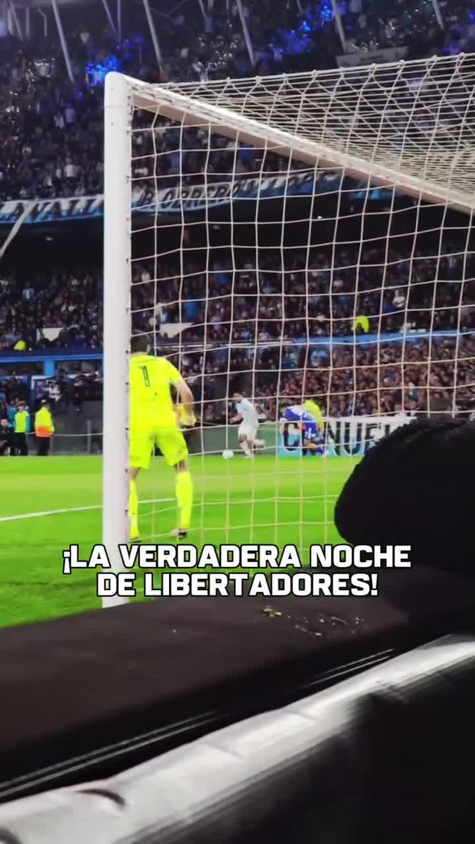 Noche de Copa en un país donde el fútbol se vive como en ninguna parte del mundo: señoras y señores... ¡¡ASÍ ALIENTA LA GENTE DE RACING!!